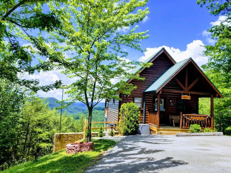 Entire cabin in Sevierville, Tennessee 2 guests1 bedroom1 bed2 baths-0