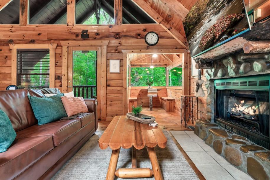 Entire cabin in Sevierville, Tennessee 4 guests1 bedroom2 beds1 bath-5