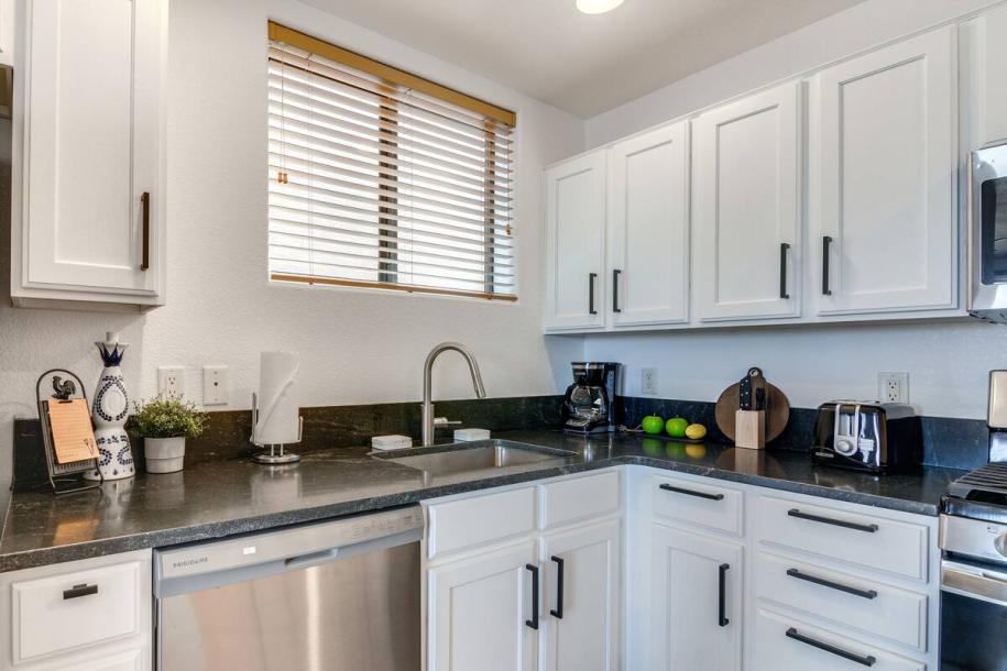 Entire townhouse in Page, Arizona 6 guests2 bedrooms3 beds2.5 baths-9