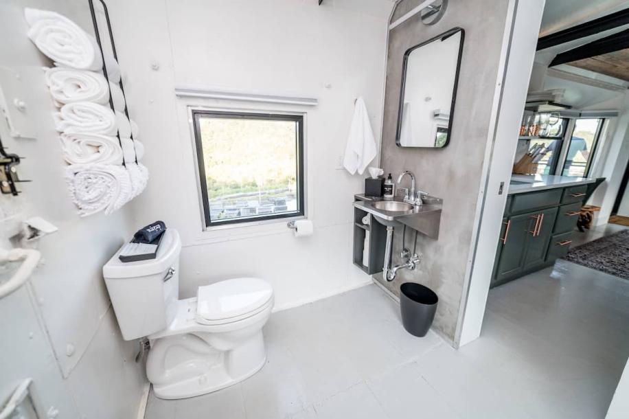 Train in Lynchburg, Virginia 3 guests1 bedroom2 beds1 bath-6