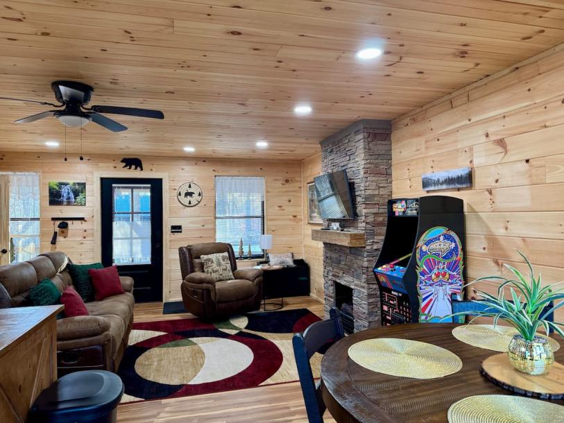 Entire cabin in Sevierville, Tennessee 4 guests2 bedrooms2 beds1 bath-11