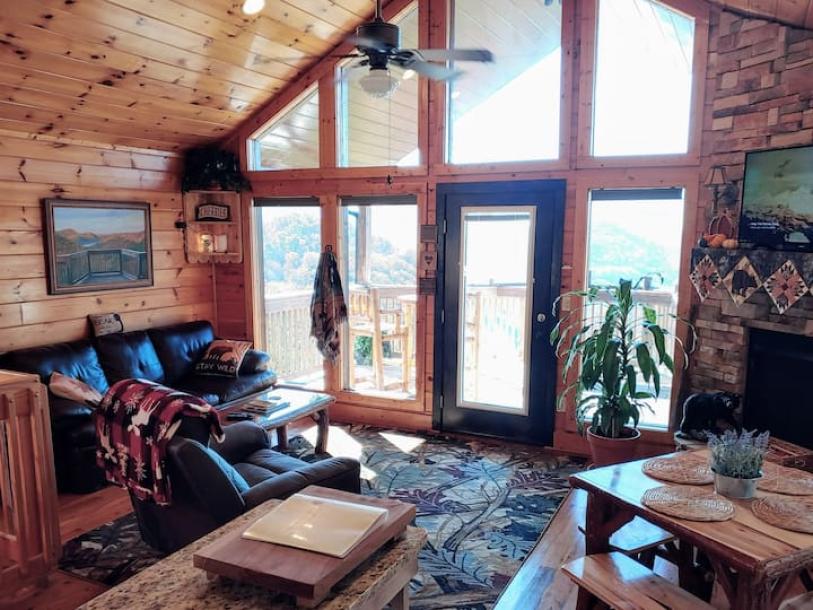 Entire cabin in Sevierville, Tennessee 2 guests1 bedroom1 bed2 baths-16