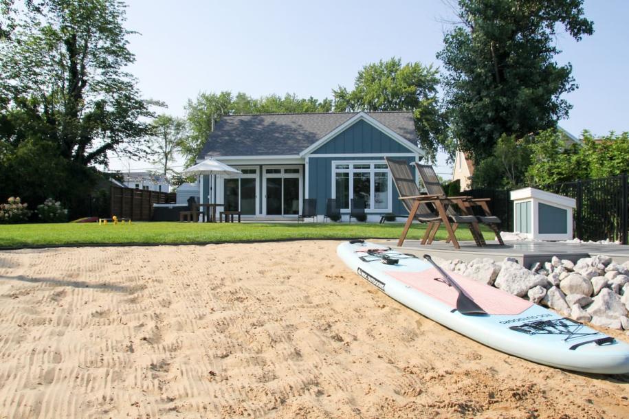 Entire home in Norton Shores, Michigan 8 guests3 bedrooms6 beds2 baths-0