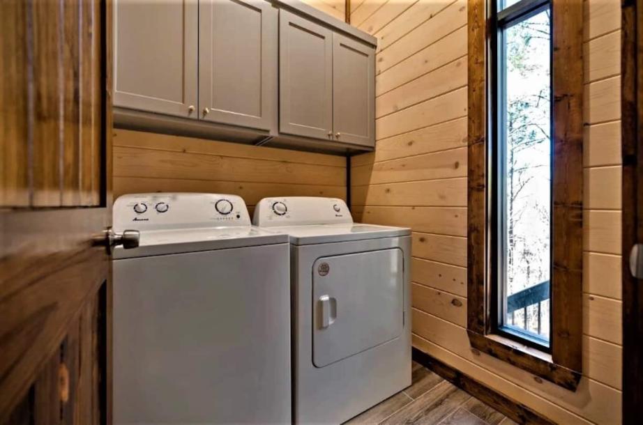 Entire cabin in Broken Bow, Oklahoma 4 guests1 bedroom2 beds2 baths-1