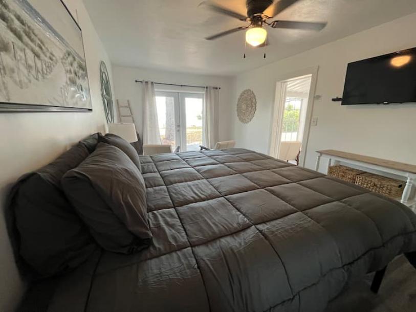 Entire home in Panama City, Florida 7 guests3 bedrooms4 beds2 baths-11