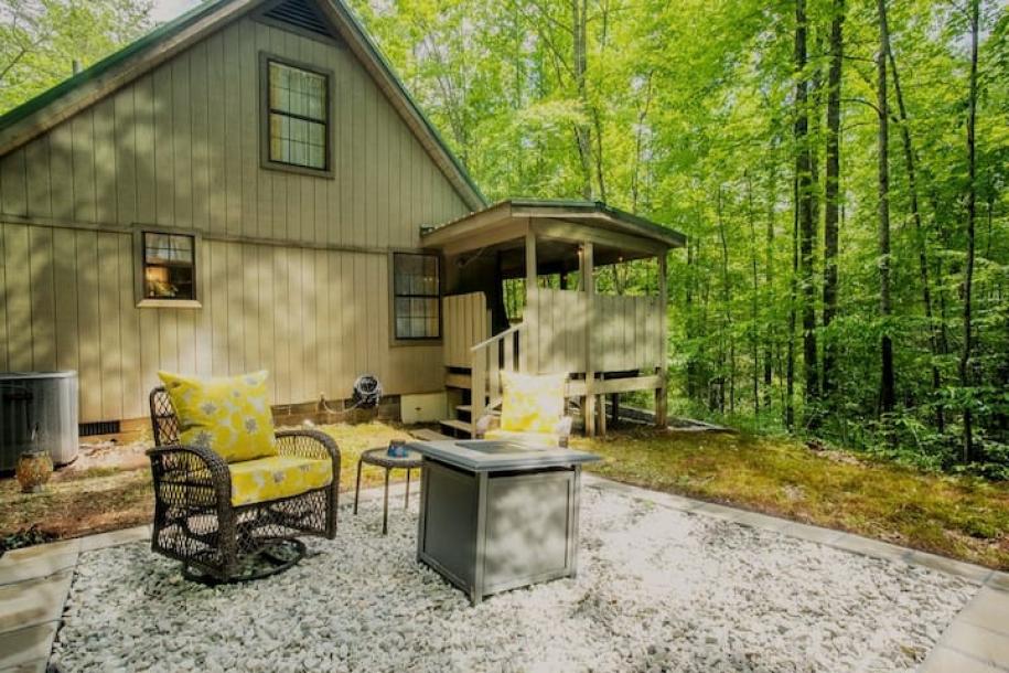 Entire cabin in Gatlinburg, Tennessee 2 guests1 bedroom1 bed1.5 baths-5