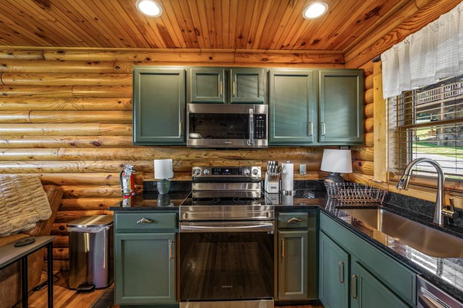 Entire cabin in Pigeon Forge, Tennessee 2 guests1 bedroom1 bed1 bath-7