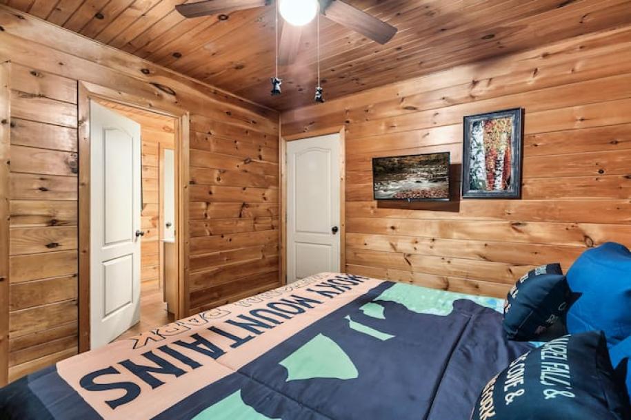 Entire cabin in Pigeon Forge, Tennessee 8 guests3 bedrooms4 beds3 baths-8