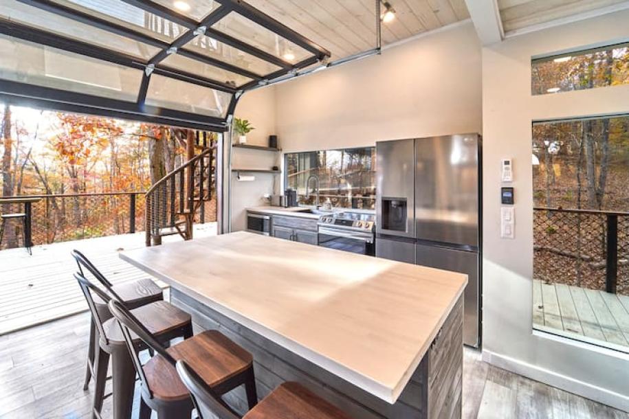 Treehouse in Sevierville, Tennessee 16+ guests4 bedrooms10 beds4 baths-4