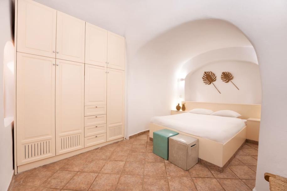 Cycladic home in Oia, Greece 5 guests2 bedrooms2 baths-12
