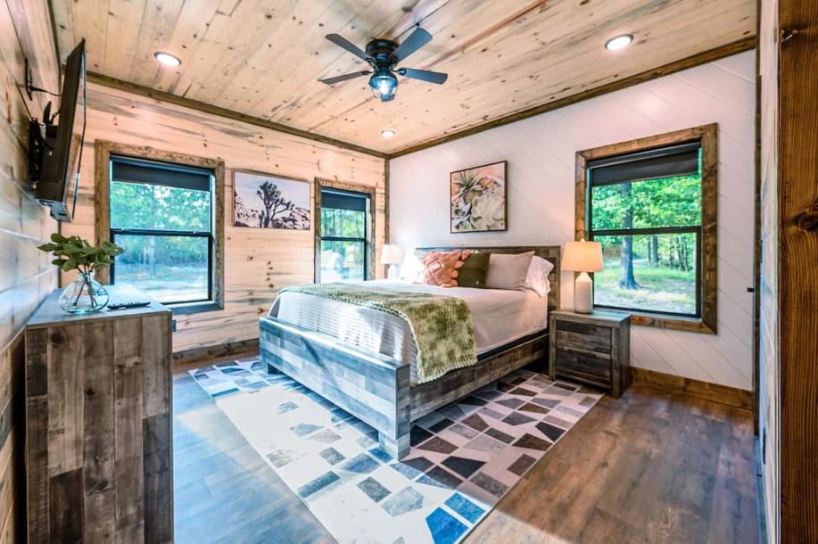 Entire cabin in Broken Bow, Oklahoma 8 guests3 bedrooms4 beds3 baths-9