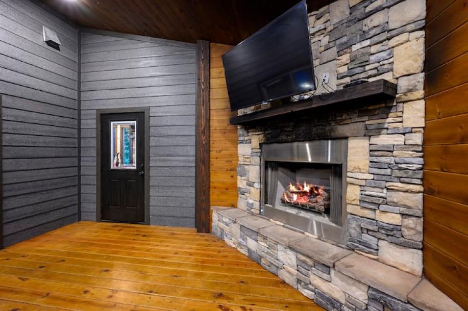 Entire cabin in Broken Bow, Oklahoma 2 guests1 bedroom1 bed1 bath-2