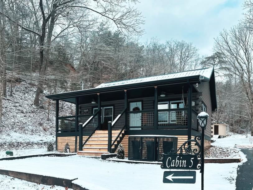 Entire cabin in Sevierville, Tennessee 6 guests2 bedrooms3 beds1 bath-18