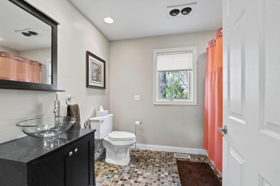 Entire guesthouse in Fort Wayne, Indiana 4 guests1 bedroom2 beds1 bath-3
