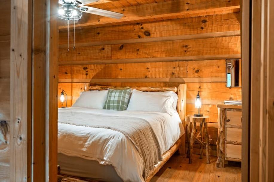 Entire cabin in Sevierville, Tennessee 5 guests2 bedrooms3 beds2 baths-7