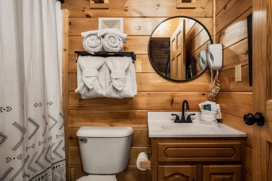 Entire cabin in Sevierville, Tennessee 6 guests1 bedroom3 beds2.5 baths-15