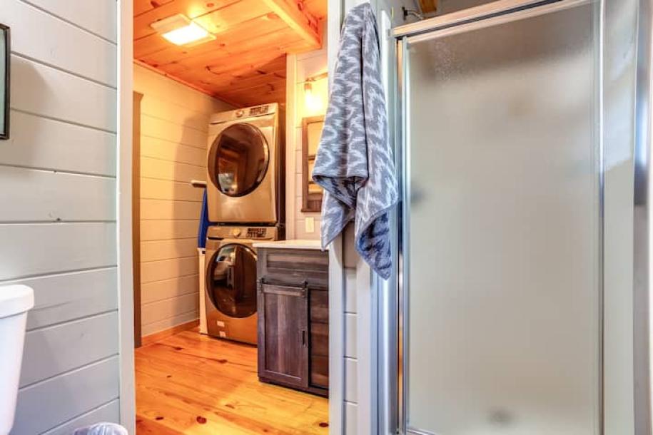 Entire cabin in Sevierville, Tennessee 2 guests1 bedroom1 bed1 bath-1