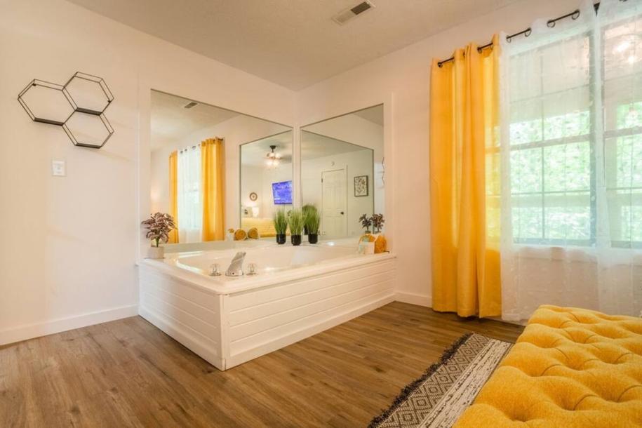 Entire cabin in Gatlinburg, Tennessee 2 guests1 bedroom1 bed1.5 baths-7