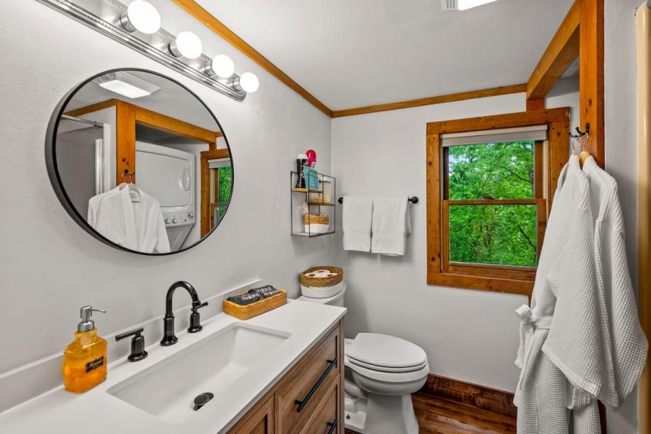 Entire cabin in Sevierville, Tennessee 6 guests2 bedrooms4 beds2 baths-3