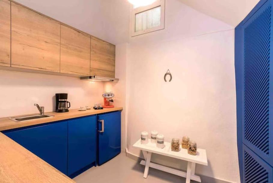 Entire home in Oia, Greece 5 guests2 bedrooms3 beds1 bath-10