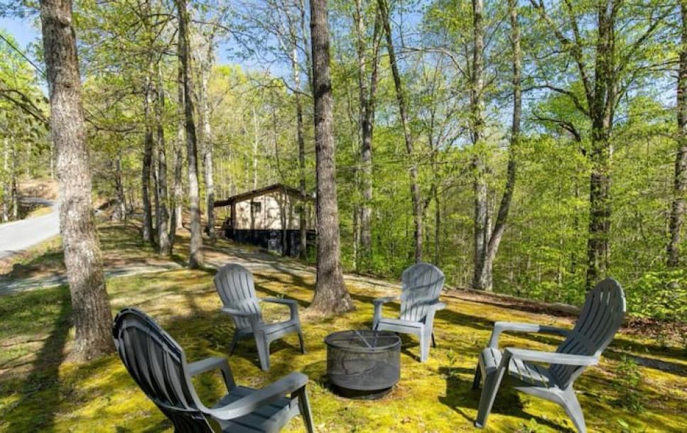 Entire cabin in Sevierville, Tennessee 4 guests2 bedrooms2 beds1 bath-2