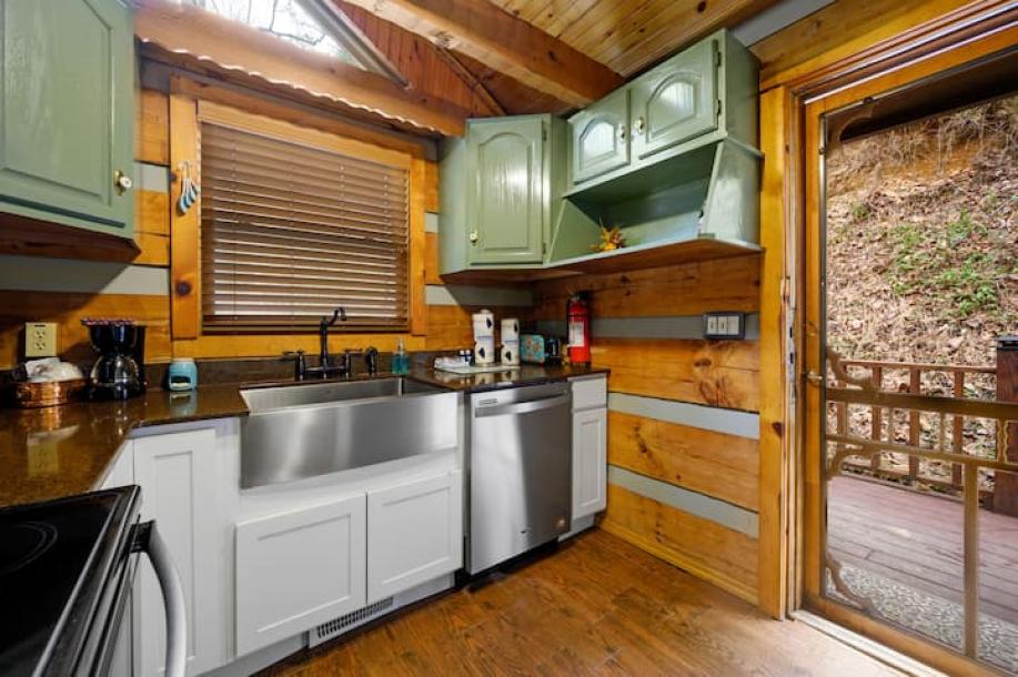 Entire cabin in Pigeon Forge, Tennessee 4 guests1 bedroom2 beds1 bath-15