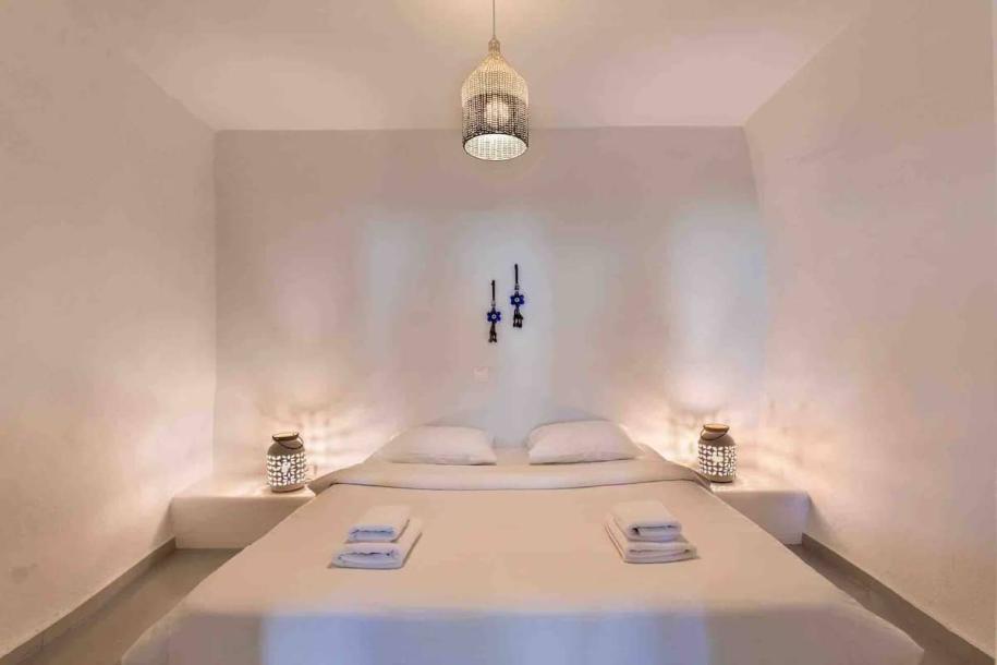 Entire home in Oia, Greece 5 guests2 bedrooms3 beds1 bath-12
