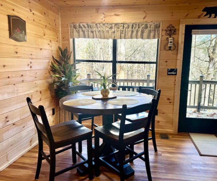 Entire cabin in Sevierville, Tennessee 4 guests2 bedrooms2 beds1 bath-6