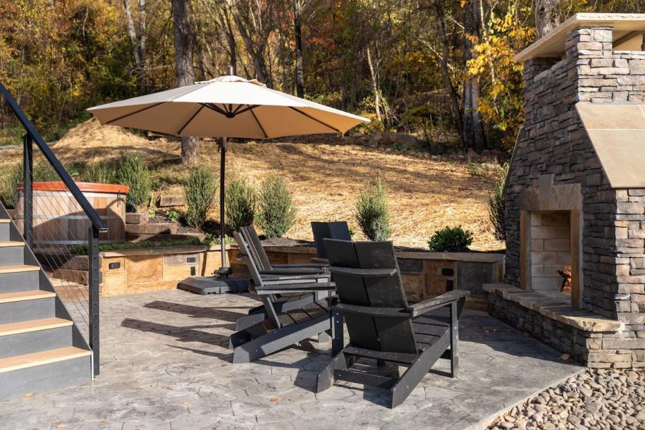 Lakeside | Hot/Cold Tub, Fireplaces, EV Charger-4