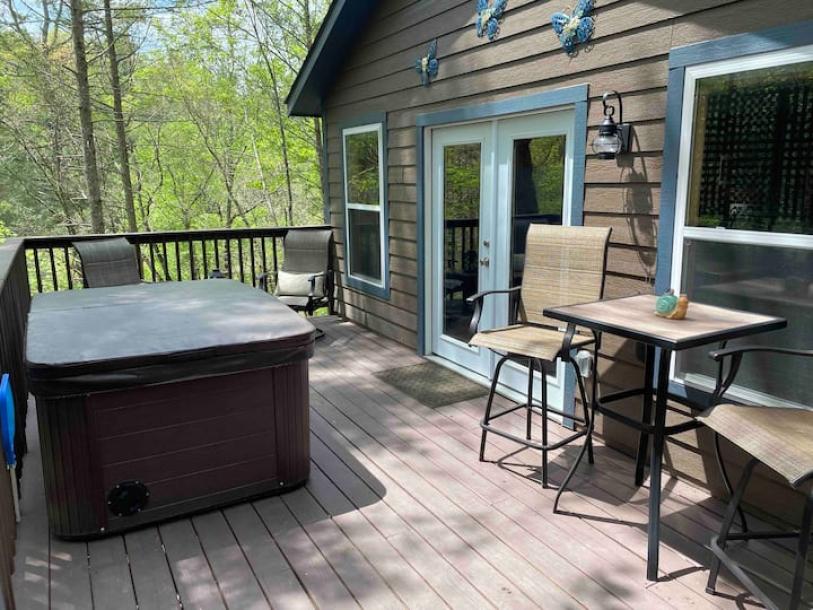 Entire cabin in Sevierville, Tennessee 2 guests1 bedroom1 bed1 bath-1