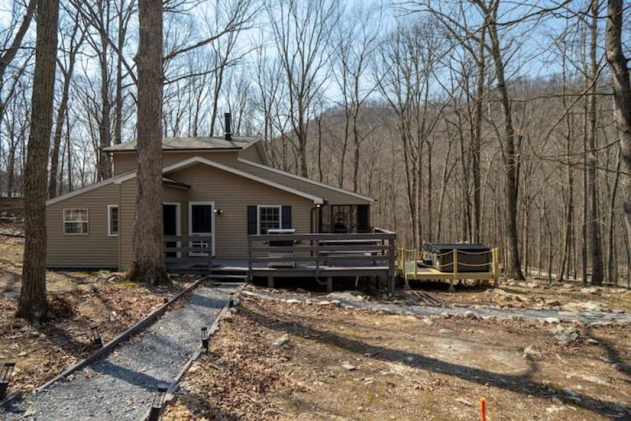 Entire cabin in Great Cacapon, West Virginia 9 guests4 bedrooms5 beds2 baths-2