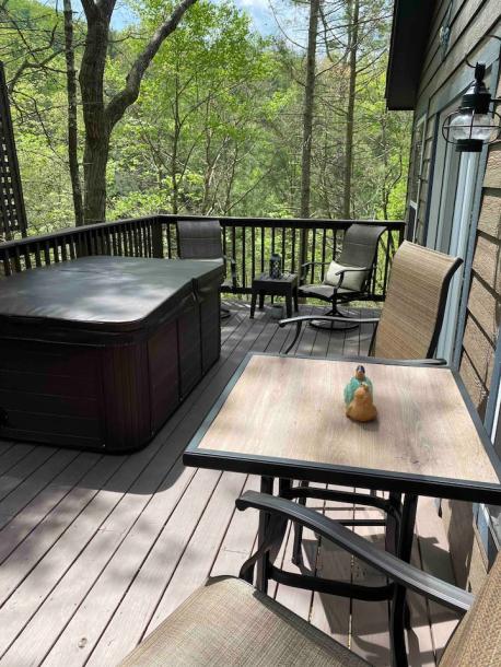 Entire cabin in Sevierville, Tennessee 2 guests1 bedroom1 bed1 bath-2