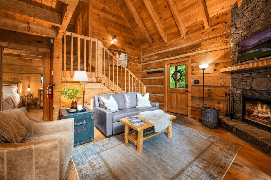 Entire cabin in Sevierville, Tennessee 5 guests2 bedrooms3 beds2 baths-11