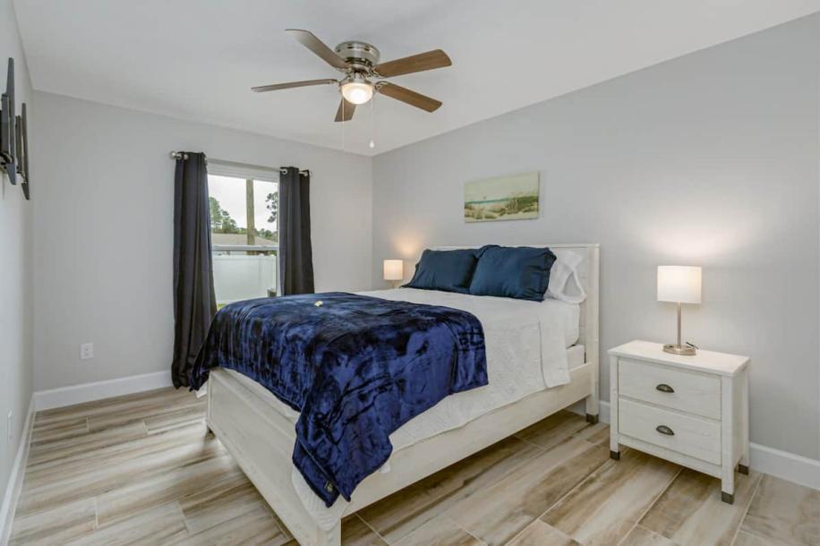 All new, lovely, spacious 3bd/2bth unit sleeps 8!-9