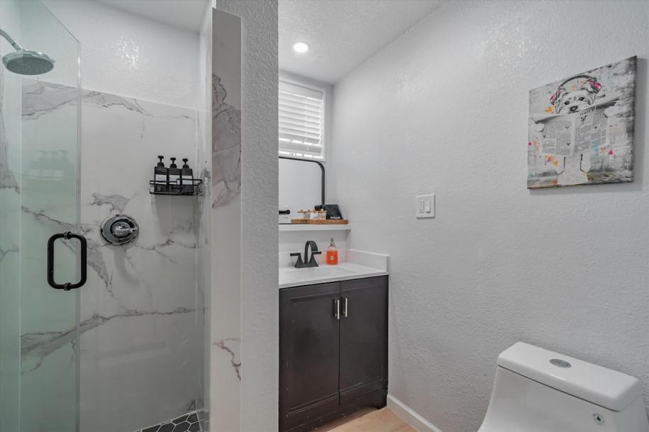 Entire home in Daly City, California 4 guests1 bedroom1 bed1 bath-2