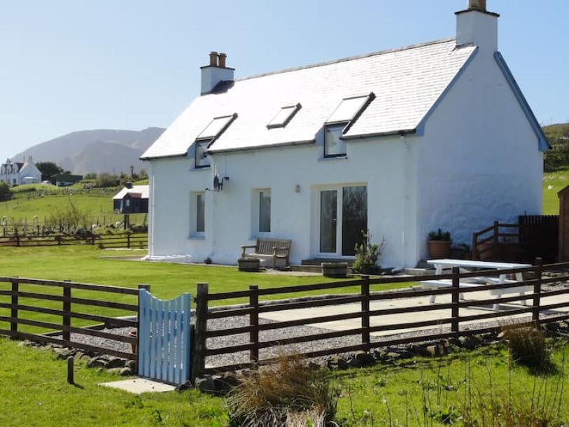 Entire cottage in Staffin, United Kingdom 4 guests2 bedrooms3 beds1.5 baths-16