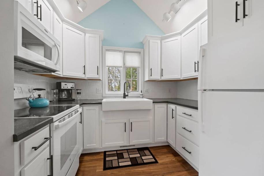 Entire guesthouse in Fort Wayne, Indiana 4 guests1 bedroom2 beds1 bath-8