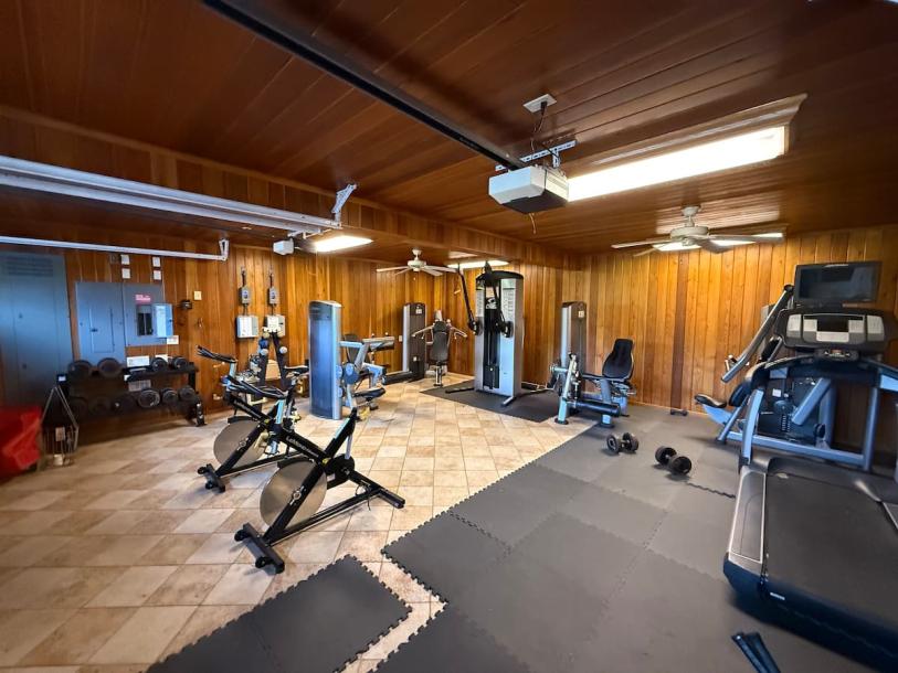 A serene lake side estate 6 bedrooms 8.5 bathrooms-17