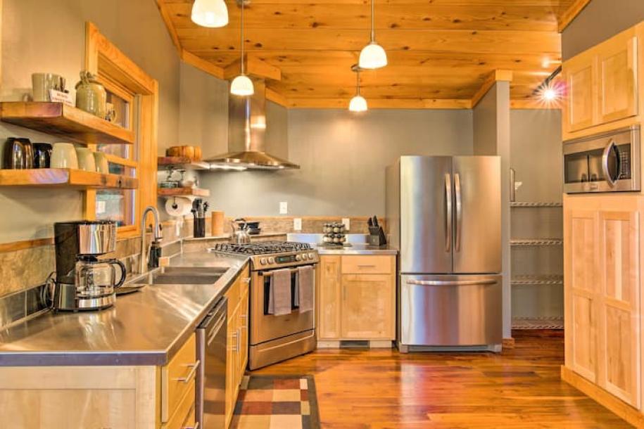 Entire cabin in Brevard, North Carolina 4 guests2 bedrooms3 beds1 bath-13