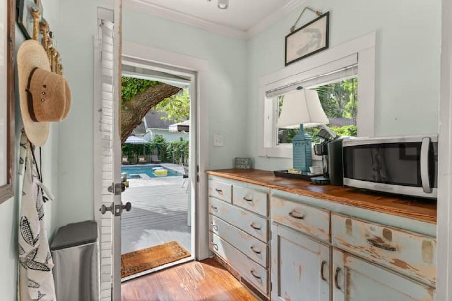 SSI Beach House + Private Pool & Hot Tub w/Bikes!-10