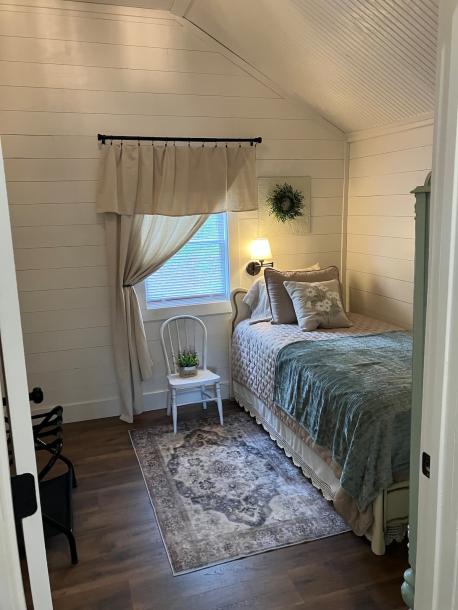 Entire home in Clyde, North Carolina 4 guests2 bedrooms1 bath-8