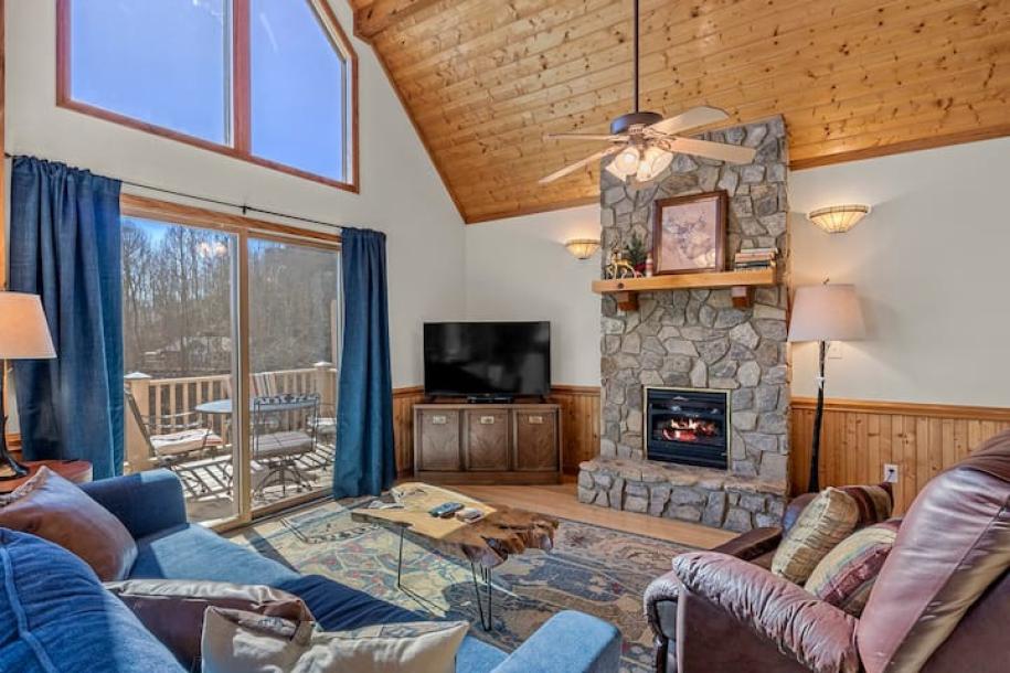Entire cabin in Bryson City, North Carolina 4 guests2 bedrooms3 beds2 baths-10