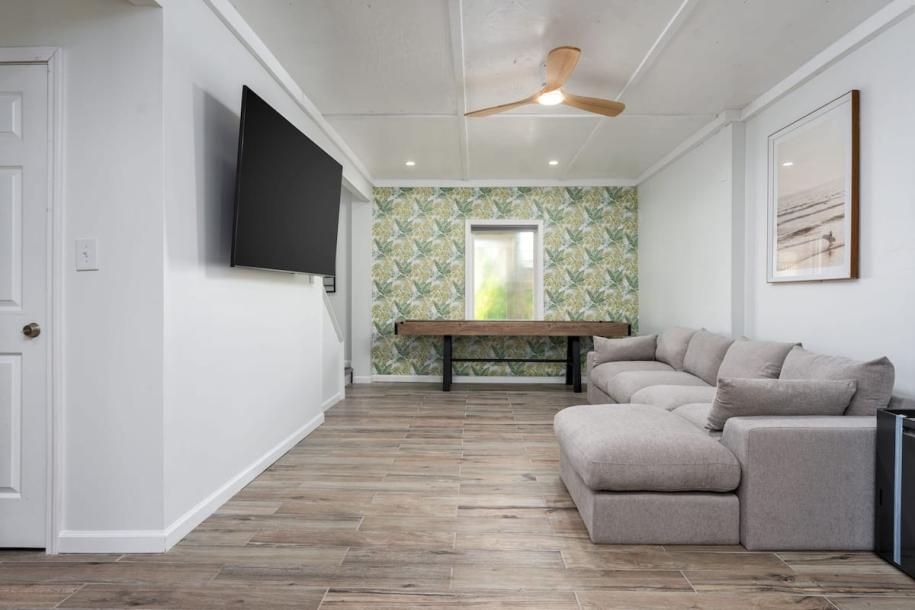 Entire townhouse in North Topsail Beach, North Carolina 10 guests4 bedrooms5 beds2.5 baths-11
