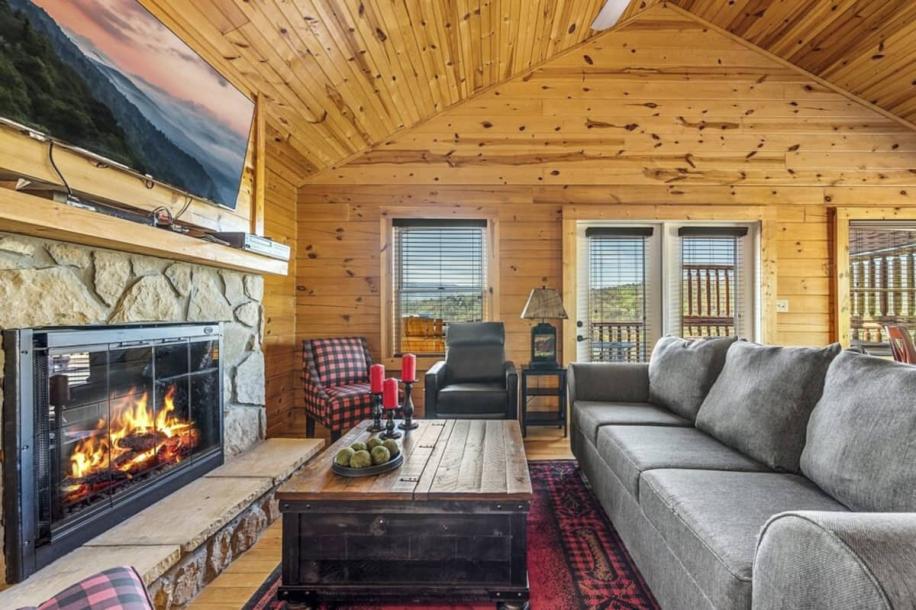 Entire cabin in Gatlinburg, Tennessee 2 guests1 bedroom1 bed1 bath-3