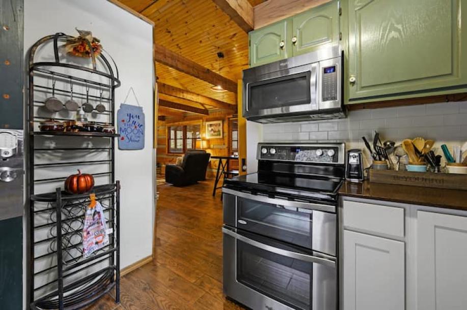 Entire cabin in Pigeon Forge, Tennessee 4 guests1 bedroom2 beds1 bath-11