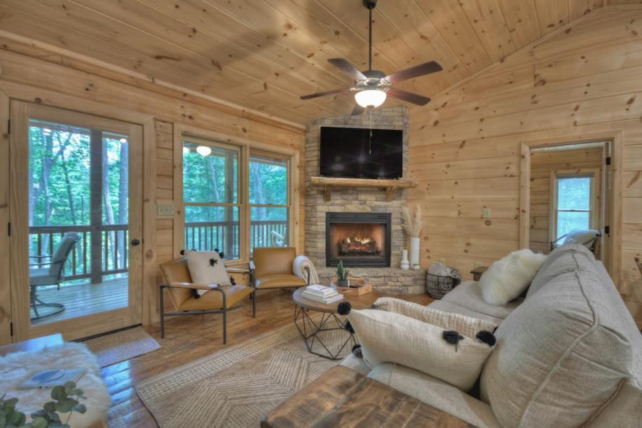 Entire home in Blue Ridge, Georgia 4 guests2 bedrooms2 beds2 baths-11