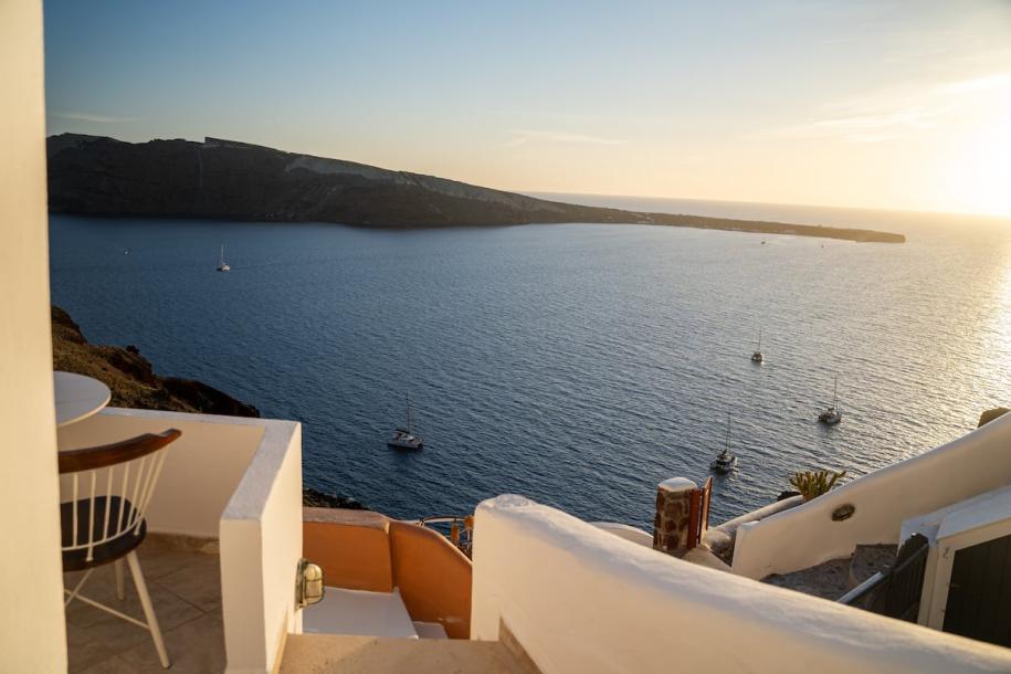 Cycladic home in Oia, Greece 5 guests2 bedrooms2 baths-6
