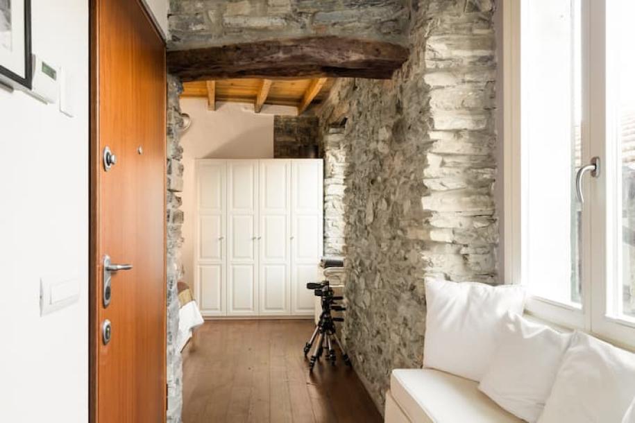 Entire rental unit in Blevio, Italy 2 guests1 bedroom1 bed1 bath-16