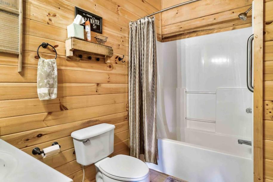 Entire cabin in Sevierville, Tennessee 4 guests2 bedrooms2 beds2 baths-10