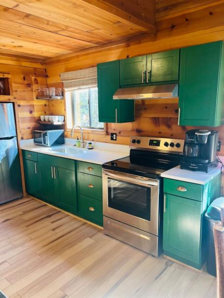 Entire cabin in Sautee Nacoochee, Georgia 4 guests2 bedrooms2 beds2 baths-12